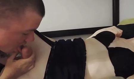 Dokuczanie young sex kamerki internetowe własnej głaszcząc członek w sypialni